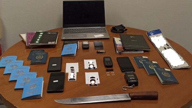 Συνελήφθησαν δύο άτομα για κατοχή ταξιδιωτικών εγγράφων τρίτων προσώπων